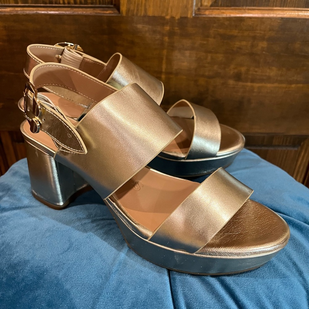 Aerosols NEW Gold Metallic Leather Camera sandals